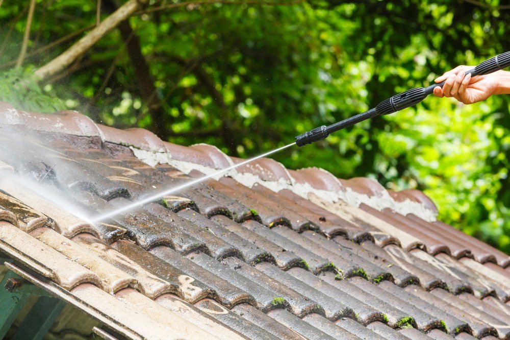 5 Reasons to Use a Roof Cleaning Service